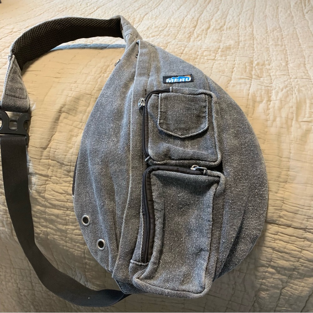 MERU SLING BAG.